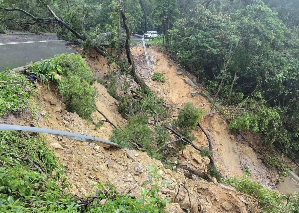大埔新娘潭路涌背受山泥傾瀉影響。土力場FB圖片