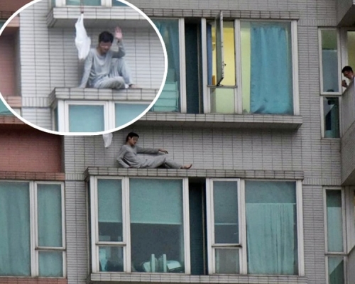少年在簷篷危坐時不時改變姿勢。