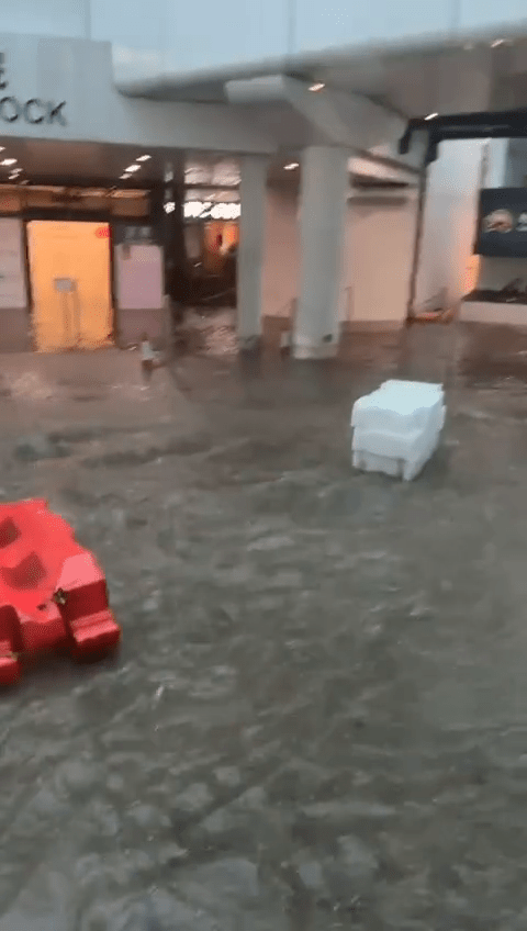 道路出現嚴重水浸 道路出現嚴重水浸