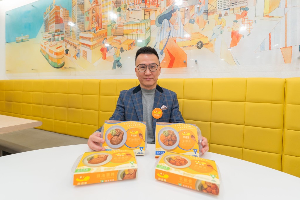 林志偉指,輕嚥料理為大眾重現熟悉滋味,最受歡迎的「京都骨」用豬肉、西蘭花、粟米、蓮藕製作,「豉油雞髀」用雞肉、西蘭花、粟米、蓮藕製作,既有營養又有食物原本味道。 林志偉指,輕嚥料理為大眾重現熟悉滋味,最受歡迎的「京都骨」用豬肉、西蘭花、粟米、蓮藕製作,「豉油雞髀」用雞肉、西蘭花、粟米、蓮藕製作,既有營養又有食物原本味道。