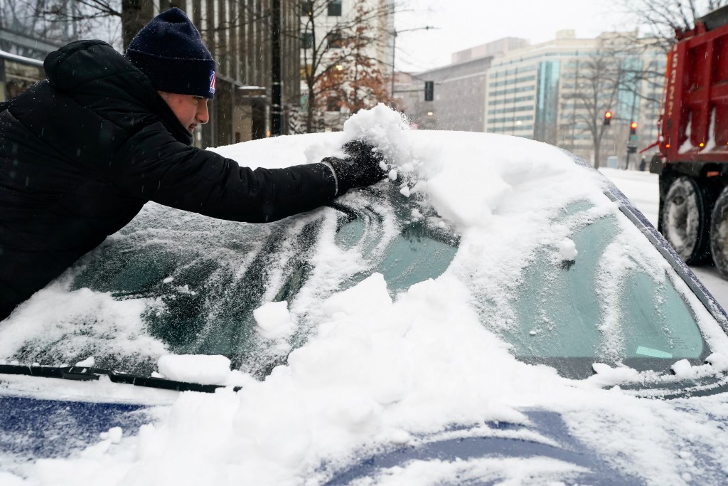 汽车都铺满厚厚积雪。路透社