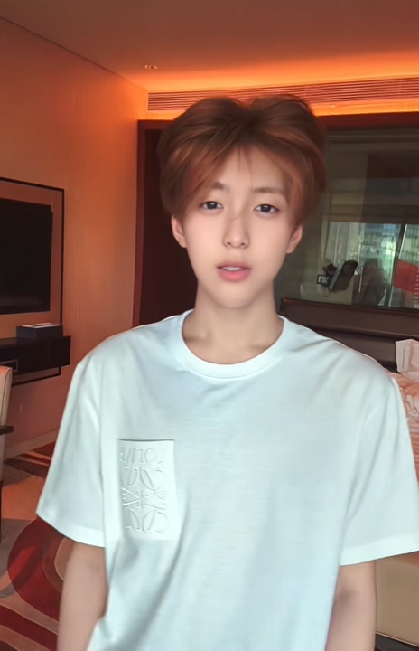 小澈常以浓妆、女装形象示人,自称帅T。 小澈常以浓妆、女装形象示人,自称帅T。