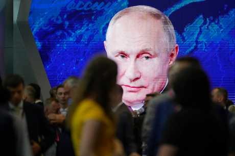 圣彼得堡国际经济论坛周四会议期间，屏幕上可见普京在讲话。 美联社