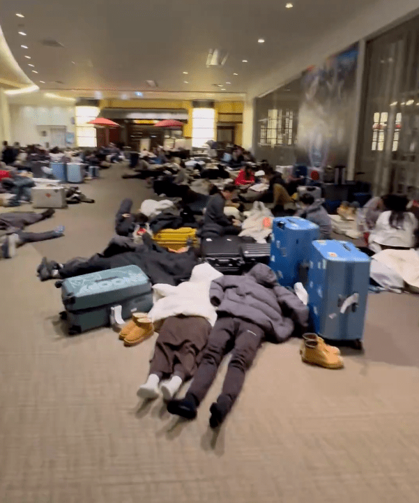 机场四处可见旅客席地而睡。X@Jun_TOEICIP8