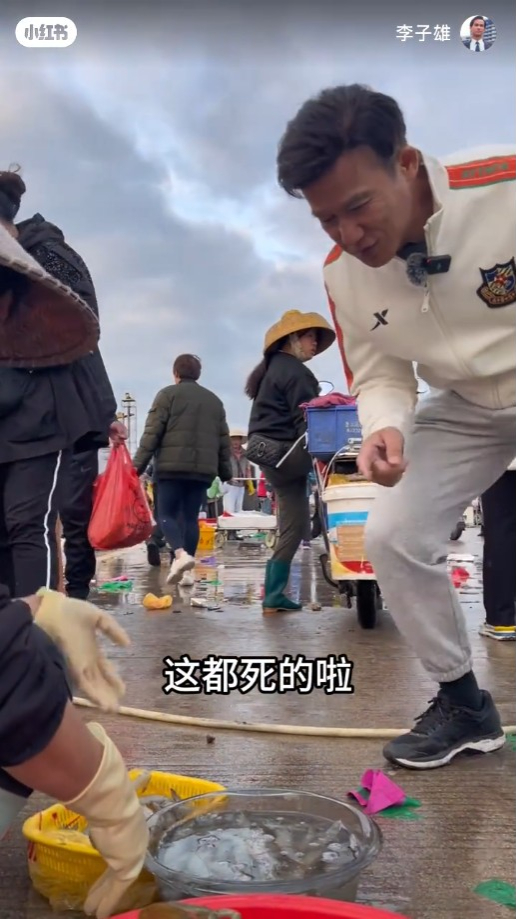 李子雄走到不同的鱼贩，先后拿着龙虾、虎虾、生蠔，通通都开口劈价。