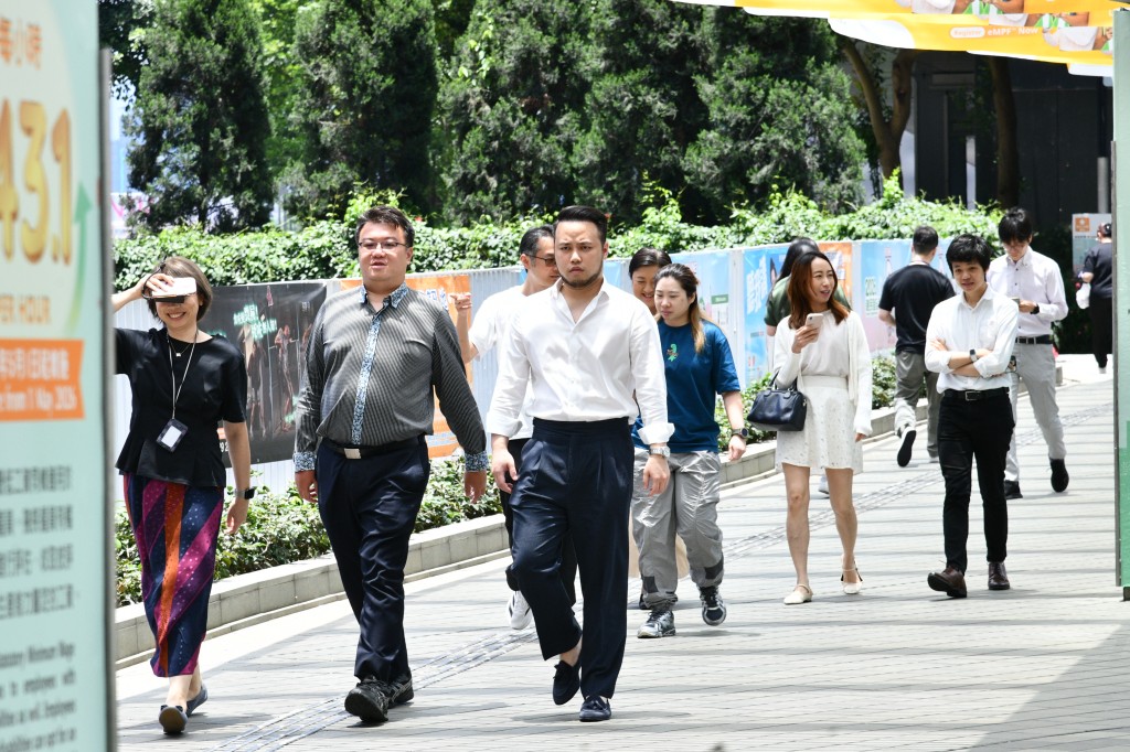 公務員及司法人員退休金總開支(包括酬金及退休金)則由於2021/22年度的約422億元，大幅增加近兩成，至2025/26年度的逾500億元。