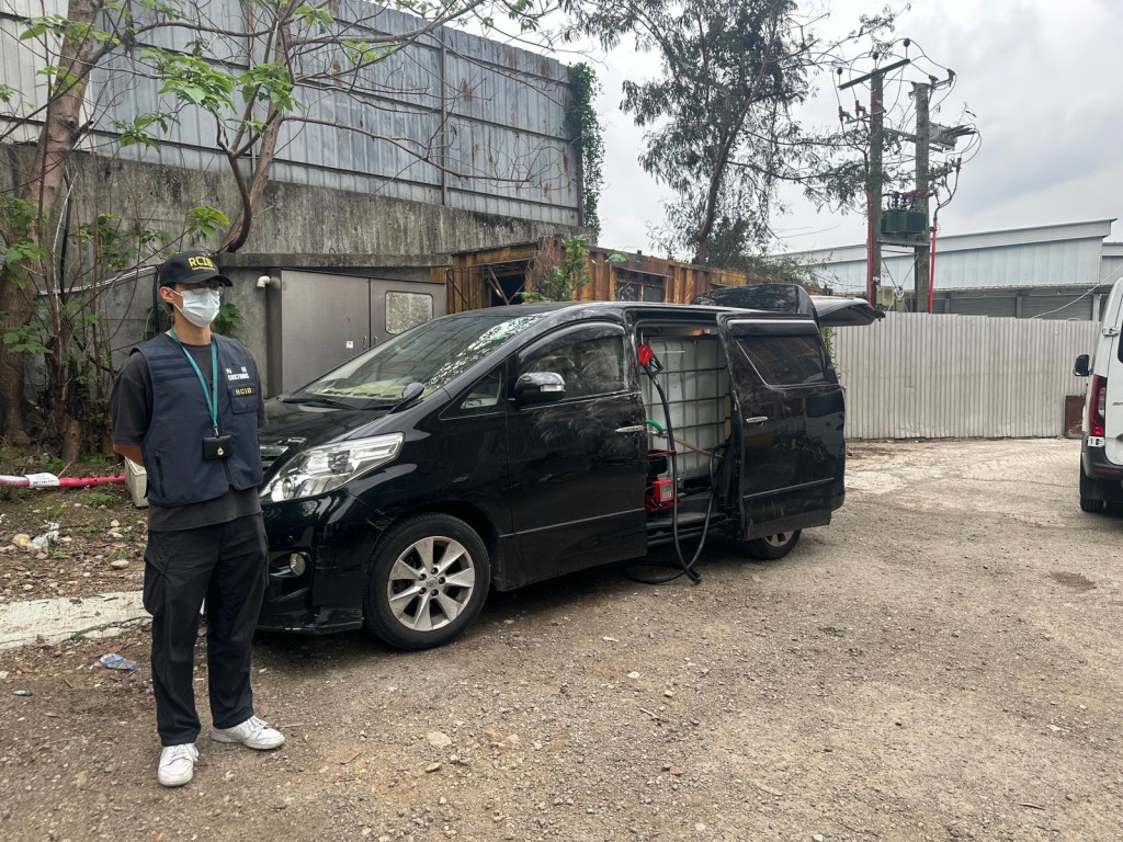 關員截獲被用作流動非法油站的私家車及入油工具。