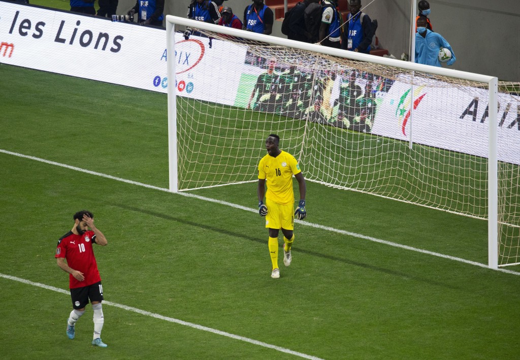 沙拿（左）在三月尾的世界盃附加賽射失十二碼，令埃及不敵塞內加爾，無緣今年的卡塔爾世界盃。