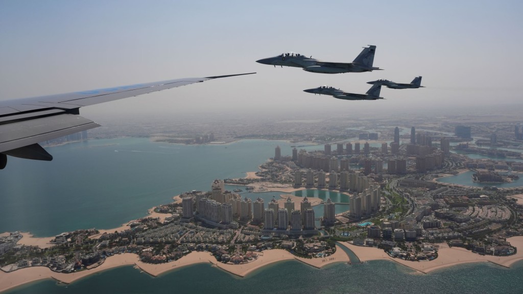 美國空軍一號抵達卡塔爾多哈，卡塔爾空軍F-15戰機為其護航。 美聯社