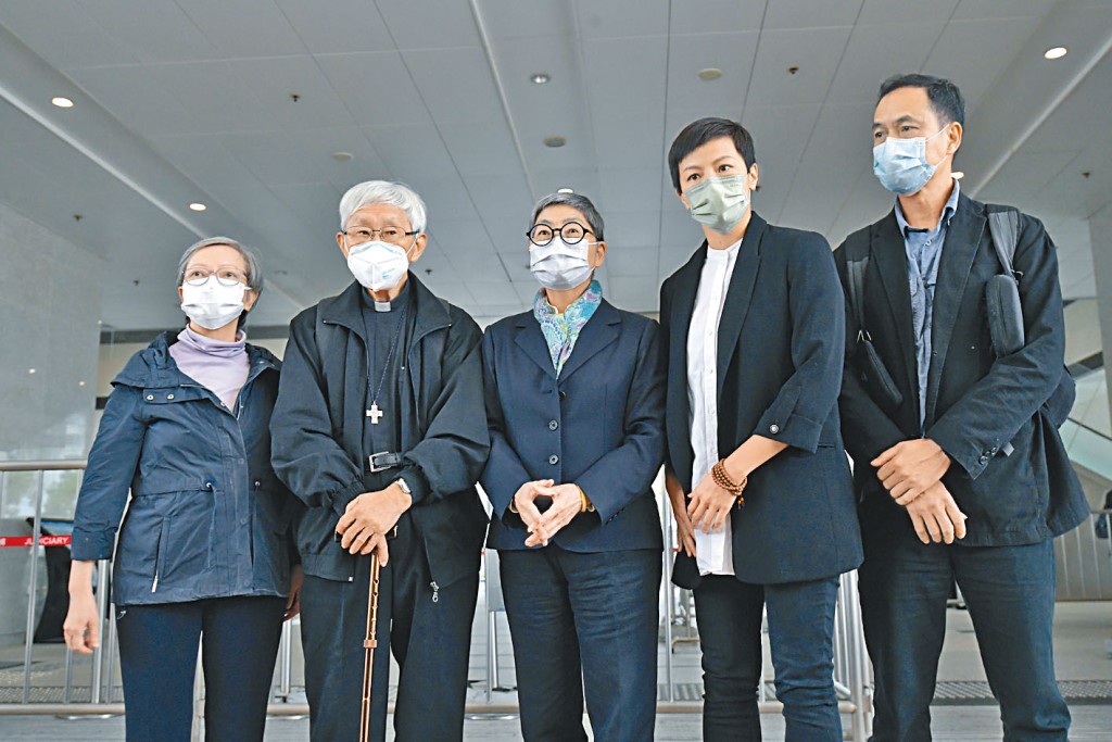 612基金案其中五被告左起，何秀蘭、陳日君、吳靄儀、何韻詩及許寶強各罰四千元