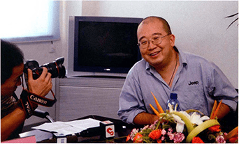 中國著名戰地記者唐師曾訪問過多名國際政要。澎湃新聞 中國著名戰地記者唐師曾訪問過多名國際政要。澎湃新聞