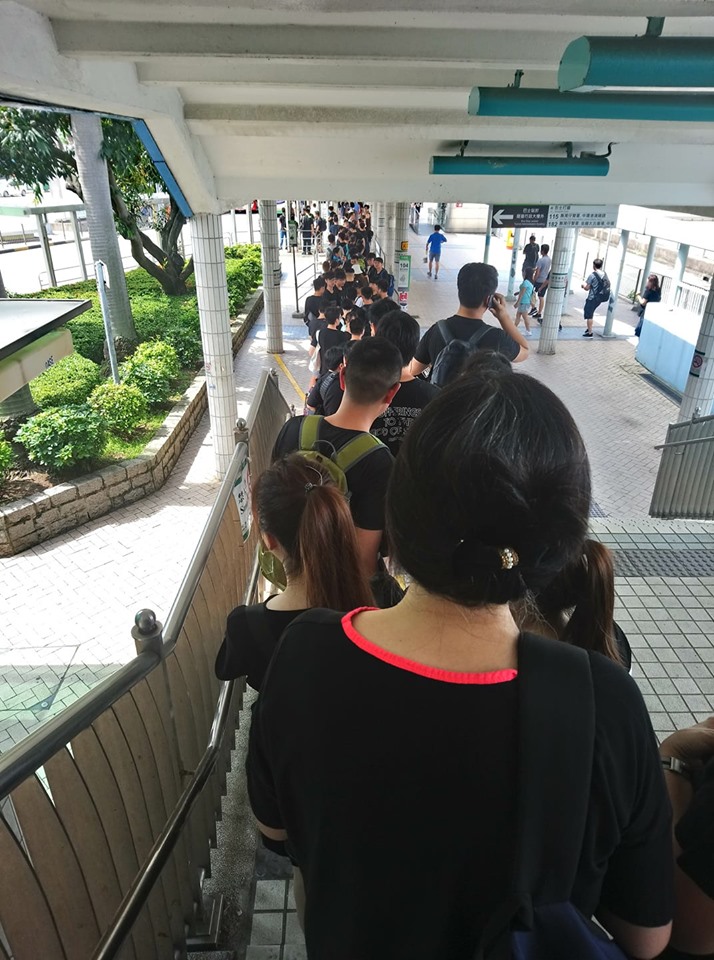 黑衣人龍排隊等過海巴士。網民Carman Lau圖片