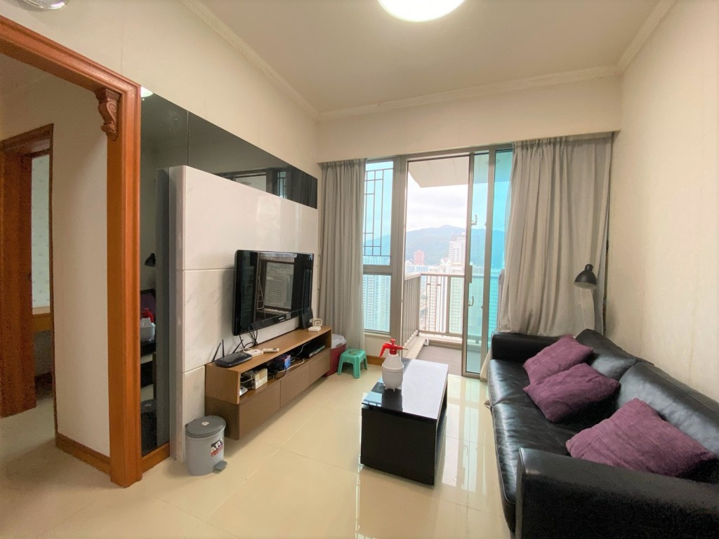客廳外接露台,方便賞景,一室光猛通爽。 客廳外接露台,方便賞景,一室光猛通爽。