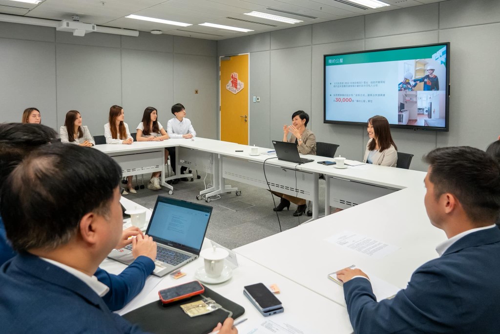 何永賢向學生介紹香港房屋政策的背景。何永賢FB圖片 何永賢向學生介紹香港房屋政策的背景。何永賢FB圖片