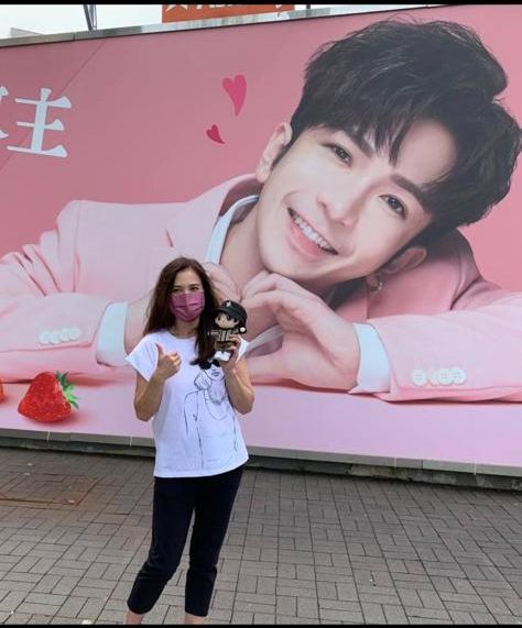李婉華拎住公仔打卡。