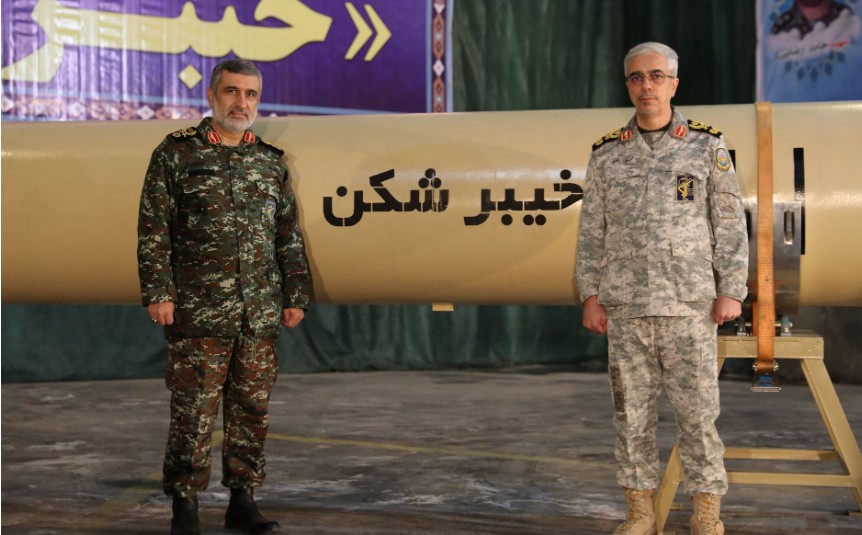 哈吉扎德(左)指伊朗有能力在2000公里外瞄准美国航空母舰。路透社