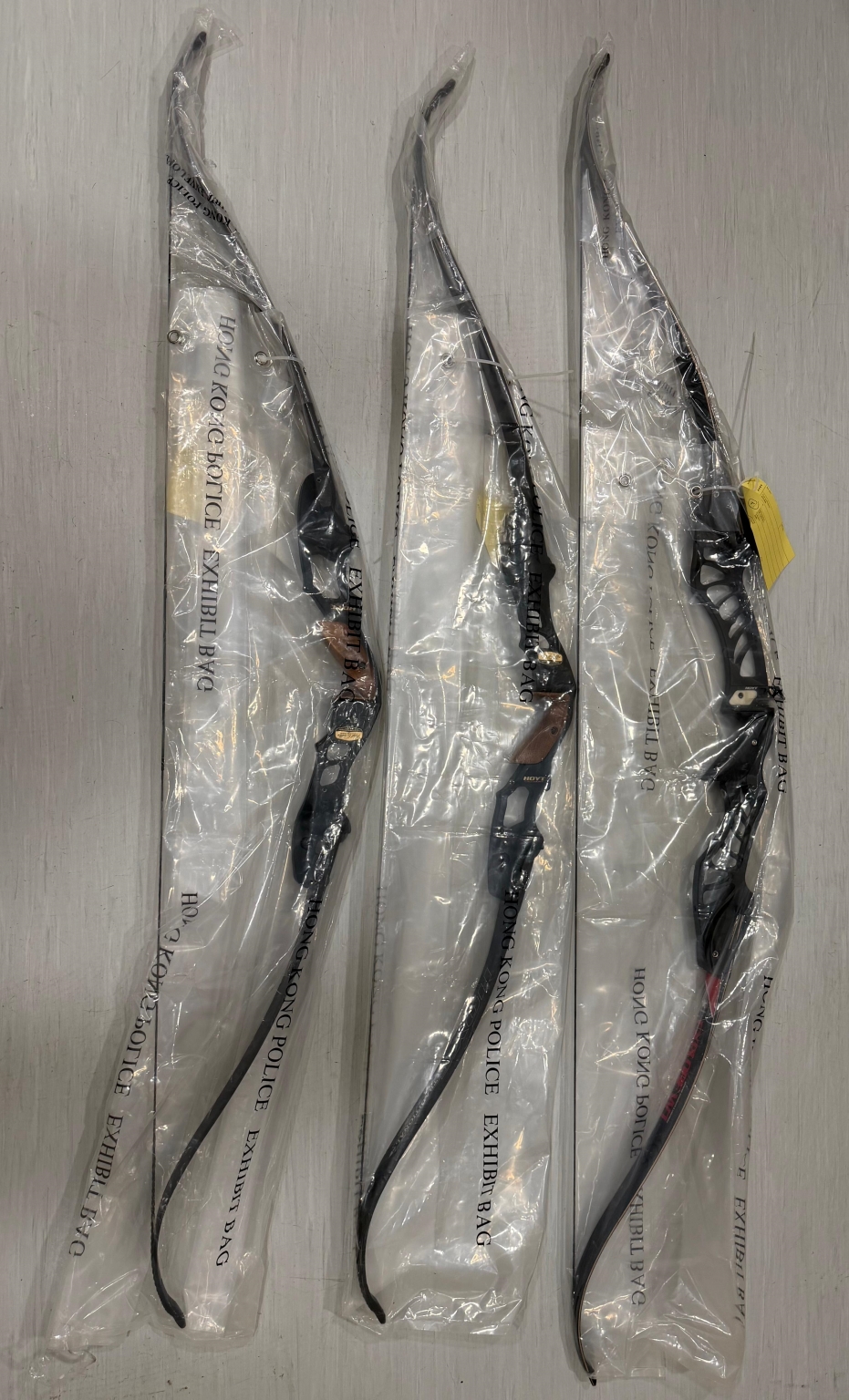 警方在行動中檢獲三把複合弓。警方圖片