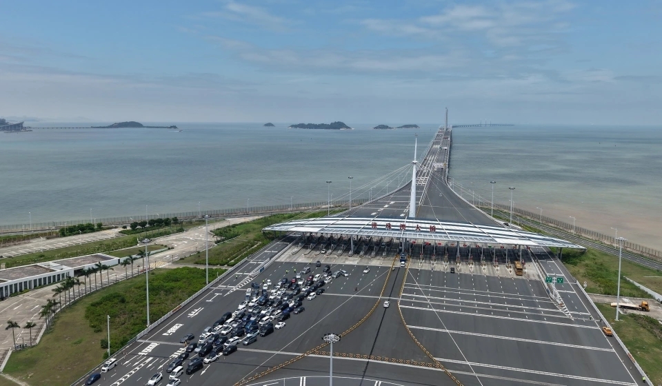 港珠澳大桥出入境客流量累计突破1亿人次。 新华社