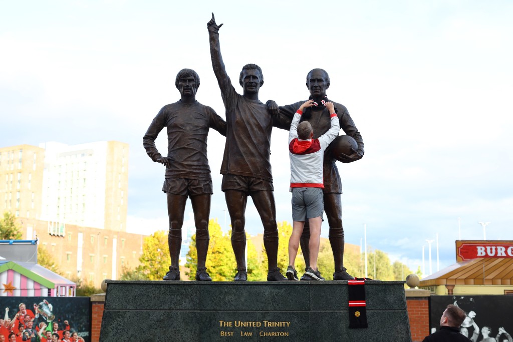 卜比查尔顿离世的消息在英国当地曼联作客对锡菲联的赛前传出，在英国当地有球迷在其铜像前献花。路透社