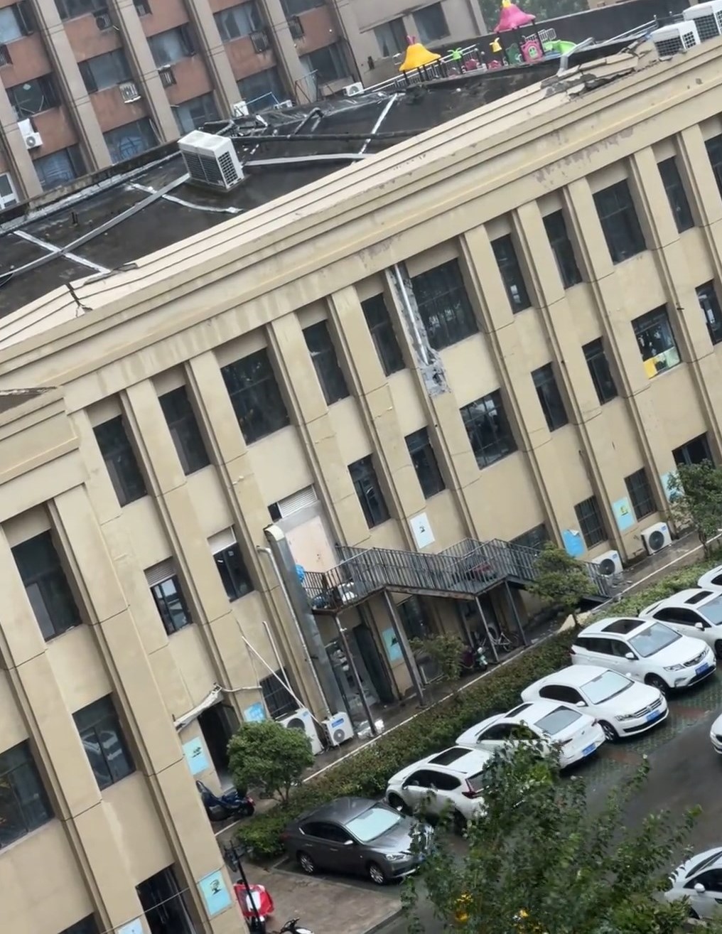 酒店屋頂突然倒塌，當局指有4人受傷。微博@曦陽思慕