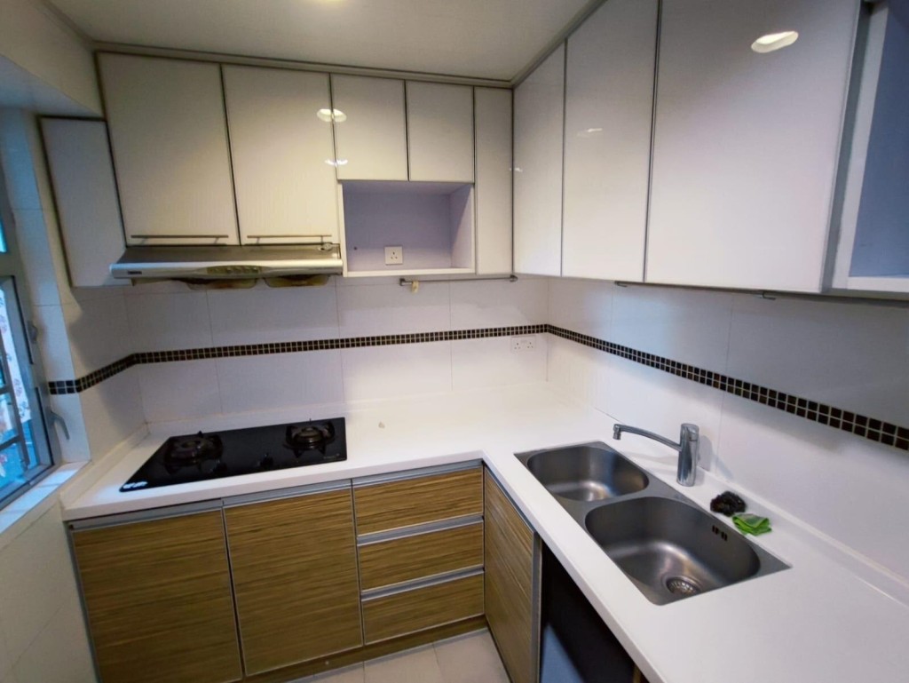 廚房擁L形工作枱，更設有多個貯物空間，方便租客入廚。