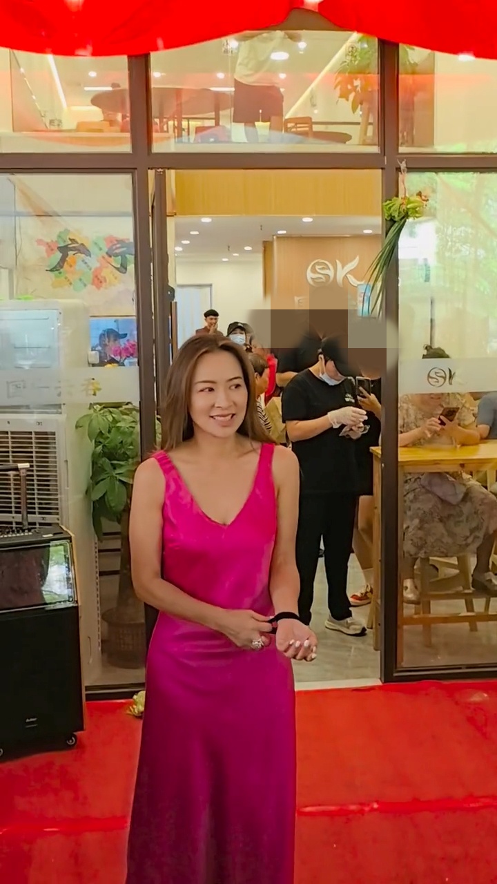 站在一片喜慶的花籃前，麥家琪為自己的雲吞麵新店揭幕。