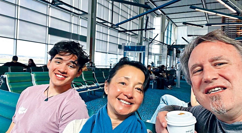 李綺虹同老公及囝囝返港，在機場素顏自拍。