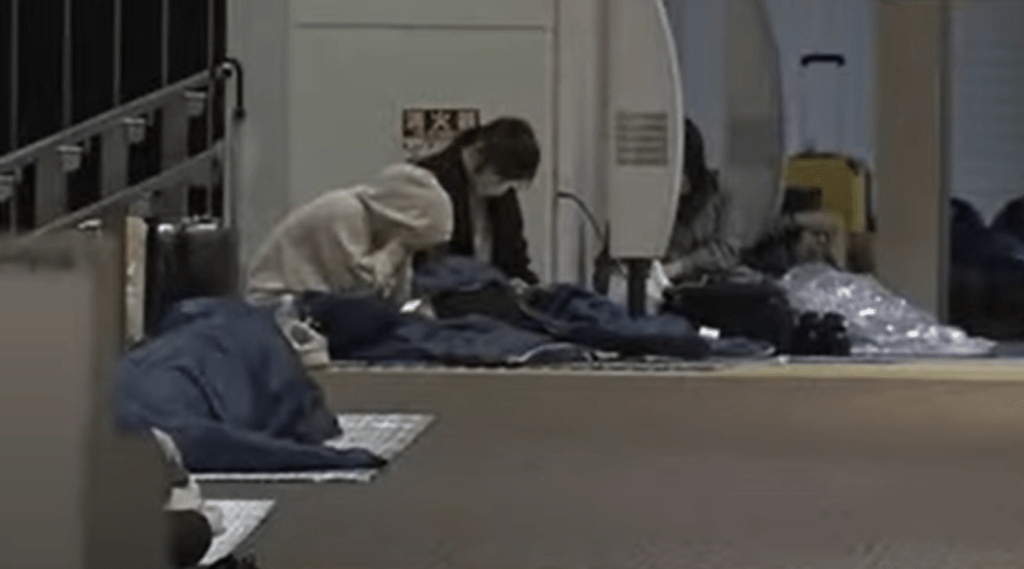 受地震影響,北海道新千歲機場部分天花板損毀,出現裂縫和剝落,加上暴風雪夾擊,約200名旅客被迫滯留機場過夜。資料圖片 受地震影響,北海道新千歲機場部分天花板損毀,出現裂縫和剝落,加上暴風雪夾擊,約200名旅客被迫滯留機場過夜。資料圖片