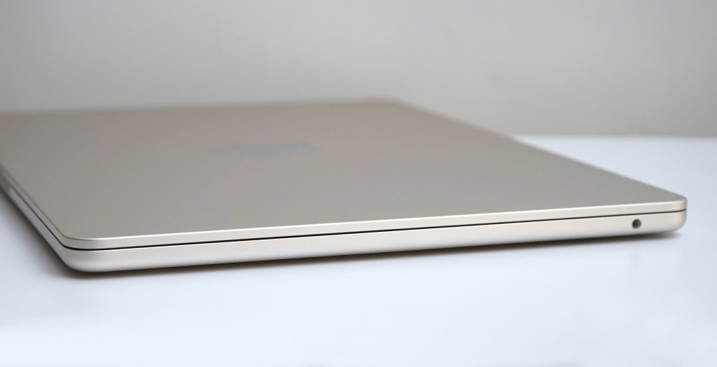 機身更薄更輕之餘，還用上MacBook Pro的平直綫條風格，邊框手感更舒適。