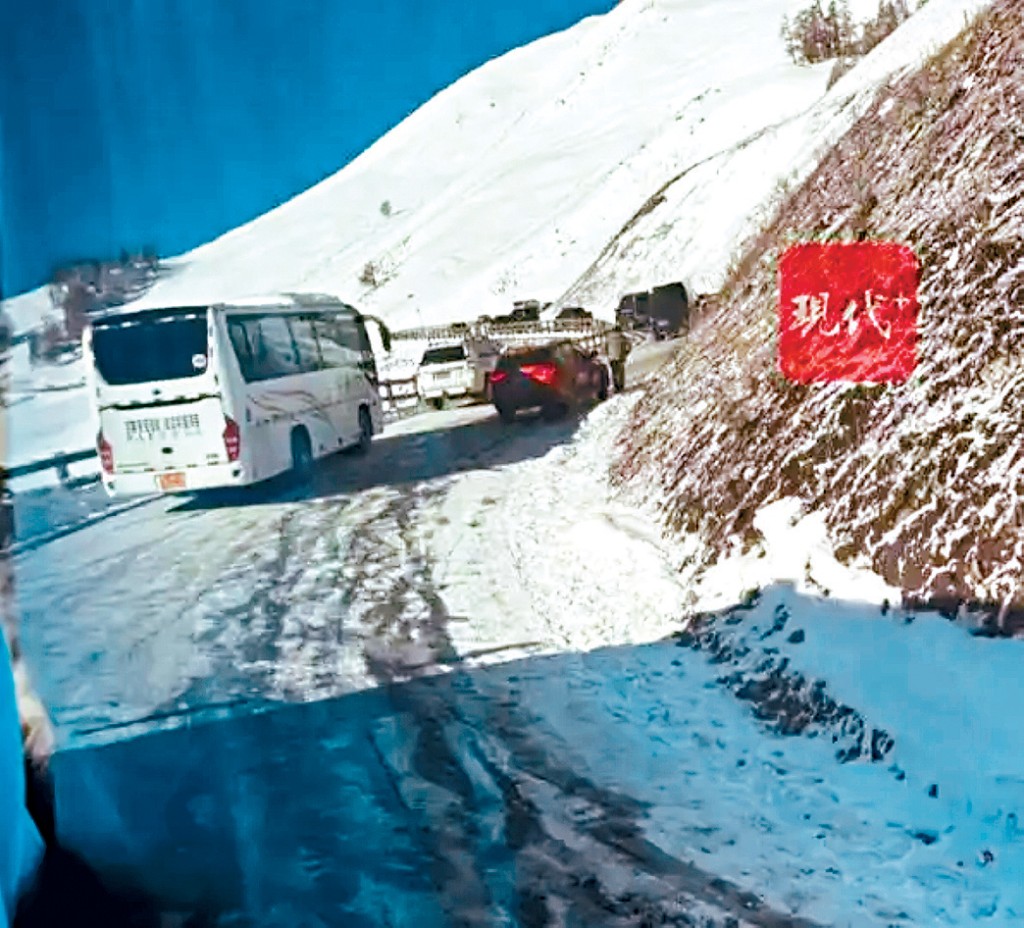 國慶新疆暴雪,車輛滯留。