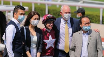 曾炳威、贺贤、潘顿、曾炳威女儿曾向欣及她的先生(由右至左)