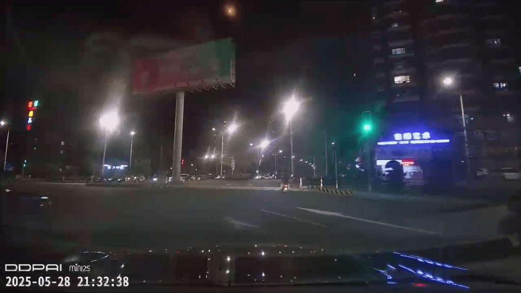 火流星“快闪”经过。