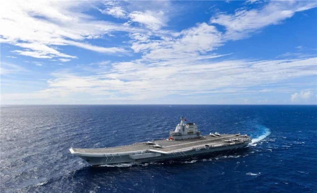 「山東艦」長約315米，寬約75米。央視網圖片