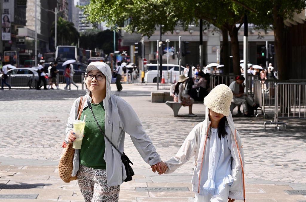 天文台預料下午酷熱,氣溫介乎28°C至34°C。 天文台預料下午酷熱,氣溫介乎28°C至34°C。