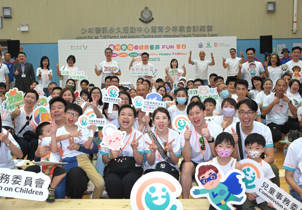 萧泽颐(后排左四)、孙玉菡(后排中)及社会福利署署长李佩诗(后排右三)与参加活动的儿童及家长合照。政府新闻处图片