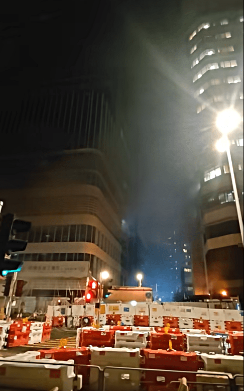 沙田威尔斯亲王医院重建地盘冒出浓烟。网图