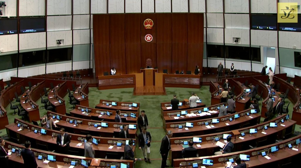 在席議員不敢貿然離開，民建聯林琳（右上角）上前追問梁君彥情況。（立法會直播截圖）