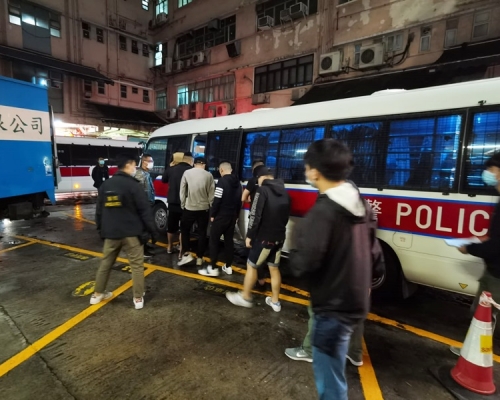 警方搗破三間懷疑無牌酒吧及一間違規經營的派對房間。警方圖片