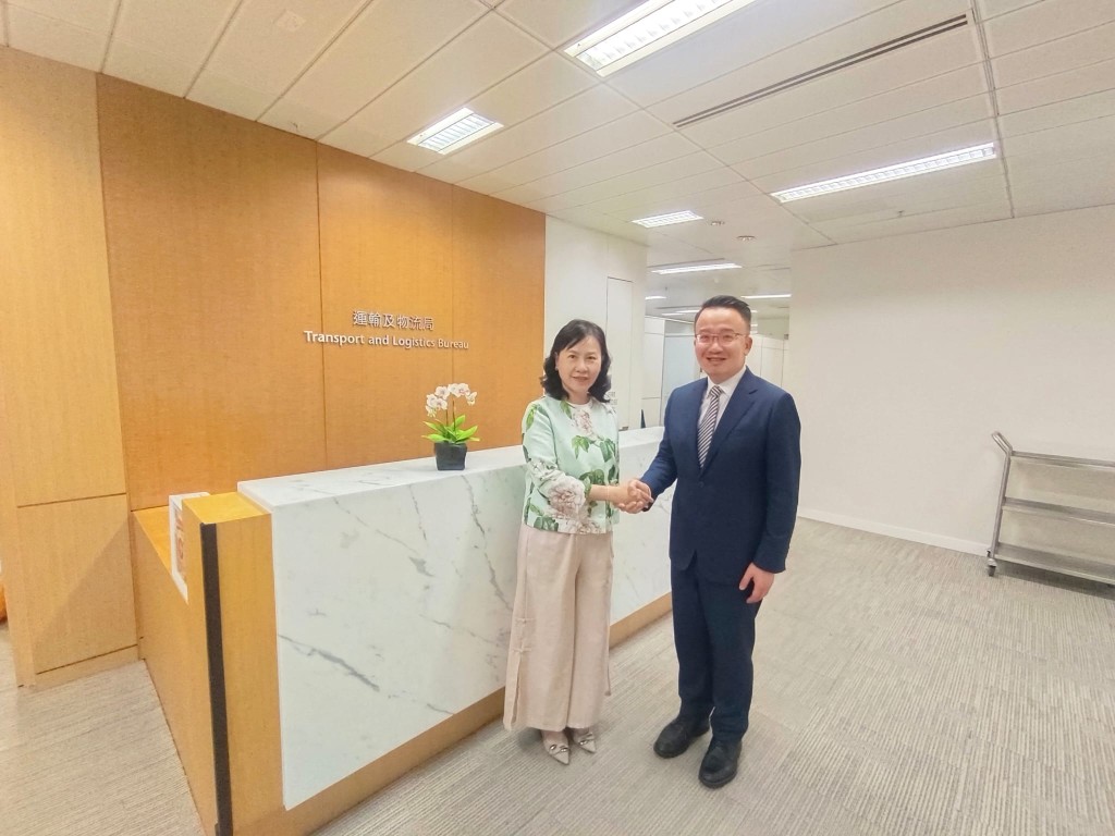 運輸及物流局局長陳美寶（左）、節目主持陳曉峰（右）。