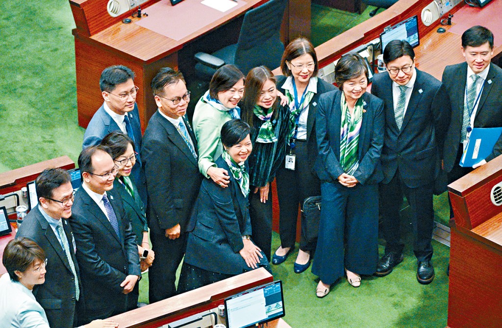 一眾議員以穿着撐特首。