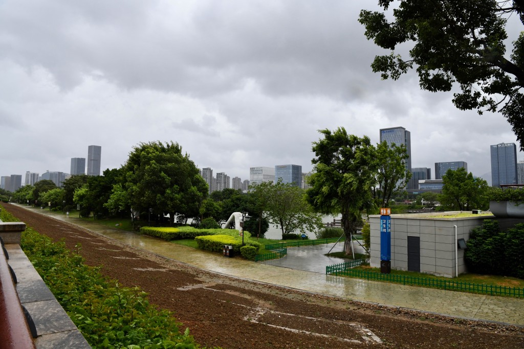 7月27日，颱風杜蘇芮逼近福建福州，江濱沿線公園空無一人。(中新社)