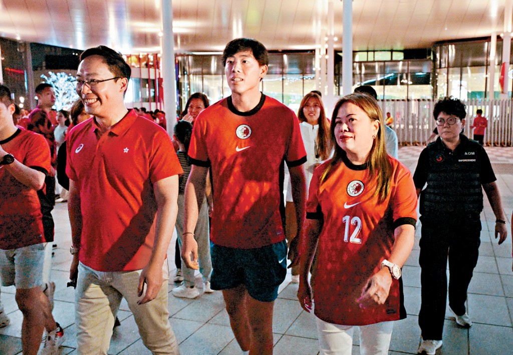 羅淑佩身穿港隊12號球衣，以「最佳十二人」姿態撐場。