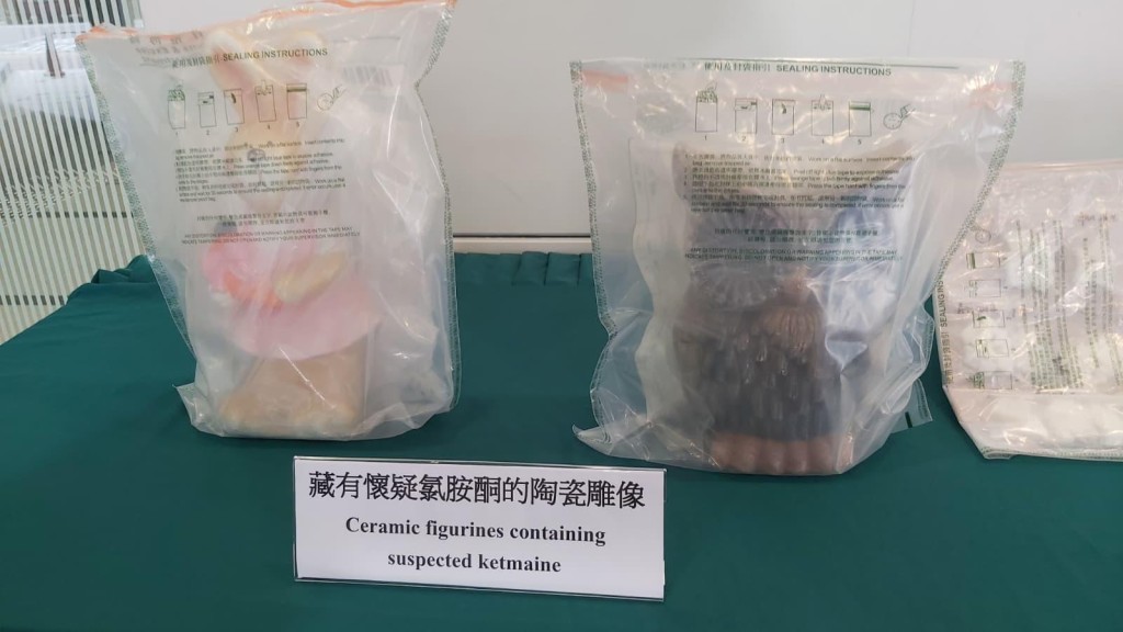 海關檢獲共約11.4公斤懷疑毒品,估計市值共約660萬元。 海關檢獲共約11.4公斤懷疑毒品,估計市值共約660萬元。
