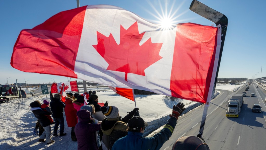 有支持貨車司機人士高舉加拿大旗。AP