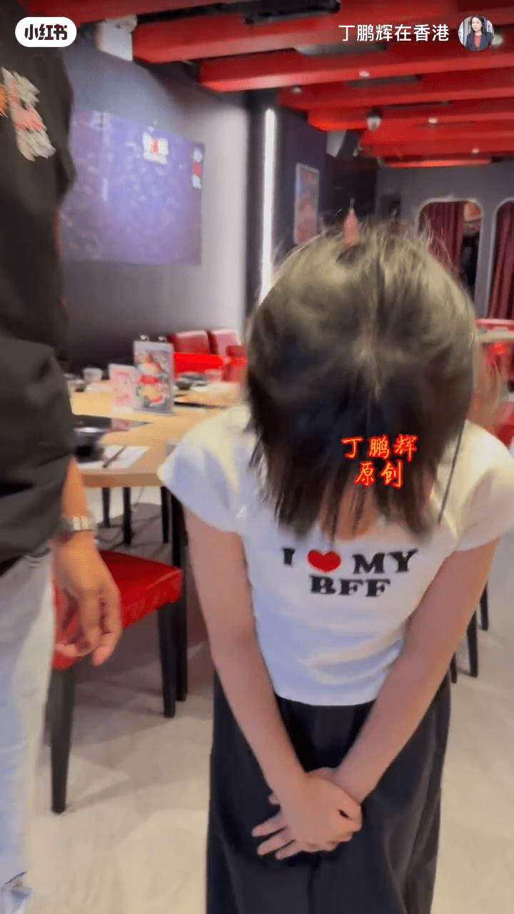 徐榮細女包包向客人鞠躬。 徐榮細女包包向客人鞠躬。