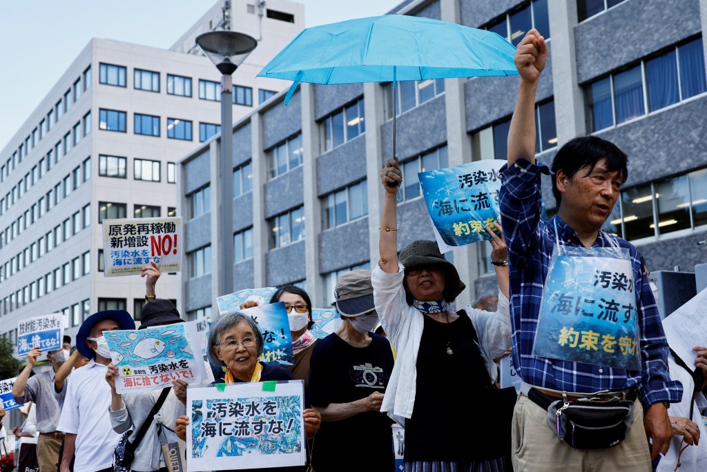 日本有民众在岸田文雄官邸外示威，抗议核污水排海。路透社