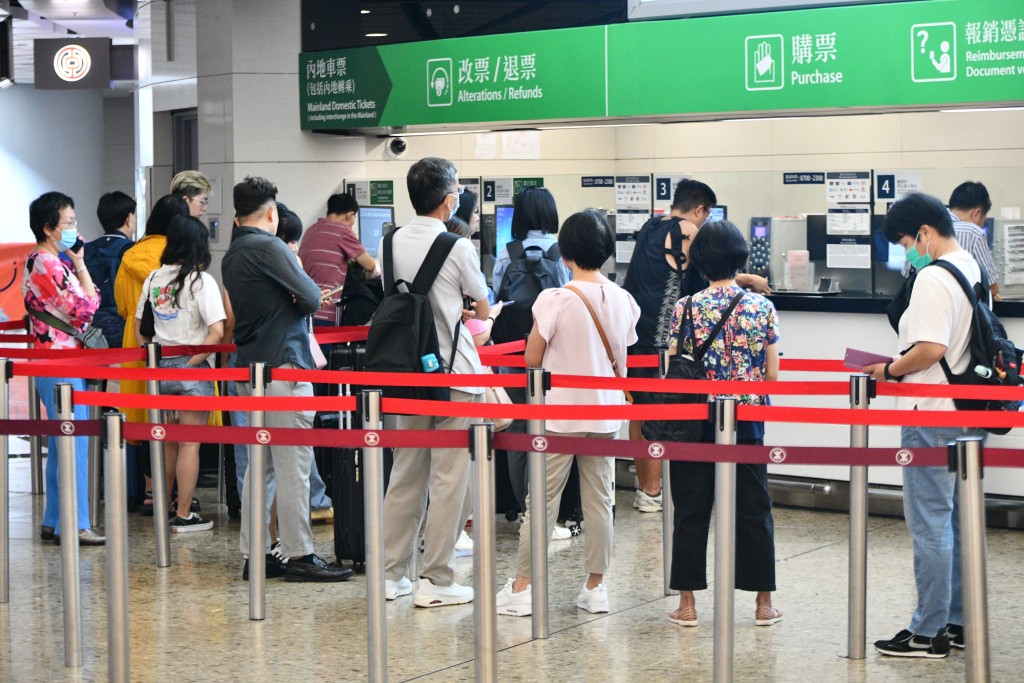 港铁提醒市民，尽量使用12306官方网站或手机应用程式，不用急于到香港西九龙站办理。资料图片