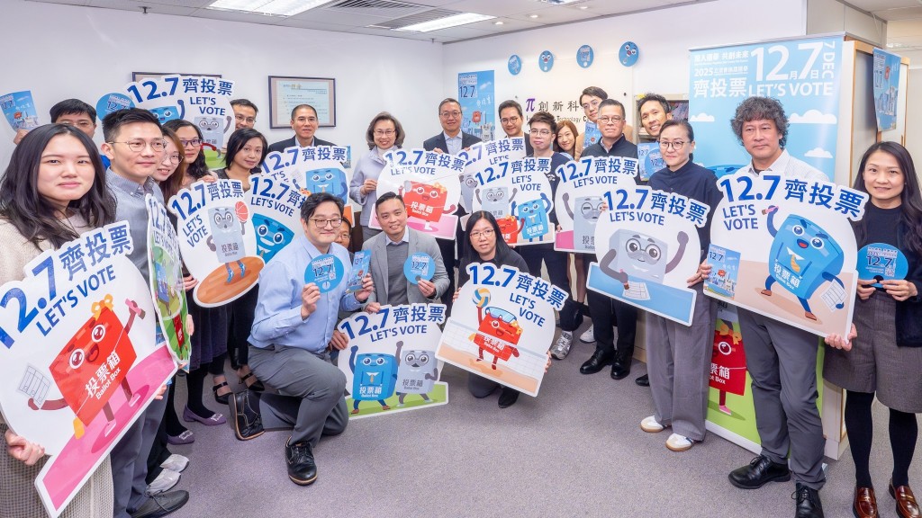 律政司司长林定国与公务员事务局局长杨何蓓茵，合力宣传立法会选举日。林定国FB图片