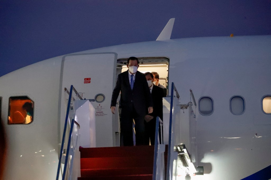 柬埔寨首相洪森14日在印尼巴厘島舉行的 G20 峰會之前抵達伍拉賴國際機場。路透