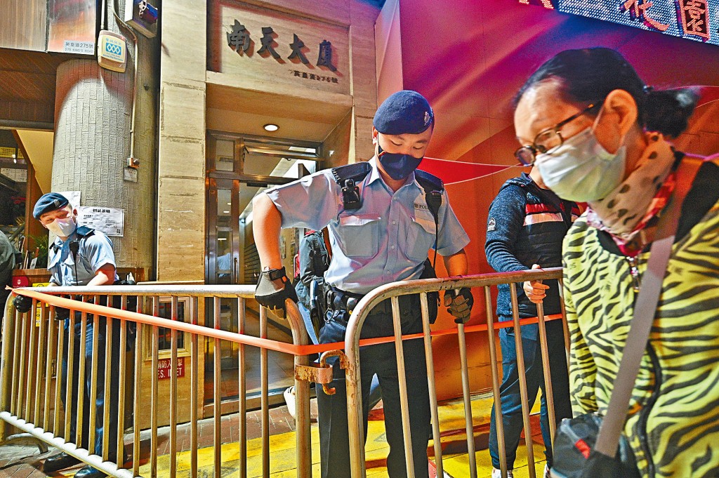 ■涉及一名初步確診的二十八歲本地女機組人員,北角南天大廈被圍封檢測。